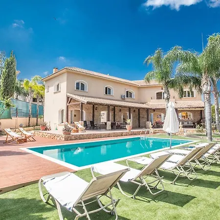 Vilă Picture Relaxing Beside Your Private Pool In Reading Your Favourite Book, 1252 *