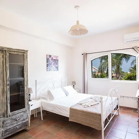 Vilă Picture Relaxing Beside Your Private Pool In Reading Your Favourite Book, 1252